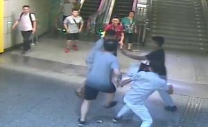 重慶一男子地鐵上扒竊后逃跑，被上班途中的民警逮個正著