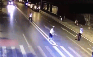 监控曝光:酒驾奔驰冲卡撞飞辅警致身亡