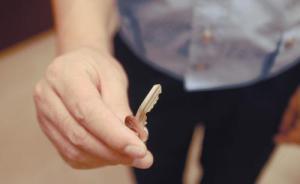 武漢一男子用鑰匙劃傷百萬級奔馳車，涉尋釁滋事被警方刑拘