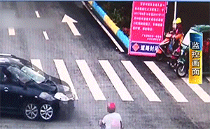 男子被撞翻转360°，甩到路牌受轻伤