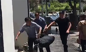 乱扔垃圾男子捡石头追打,城管一脚踢飞