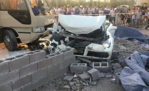 浙江一全新跑车撞大巴,新车值四百万元