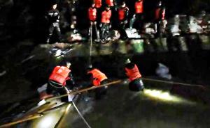 福建一河堤决口,武警官兵连夜封堵