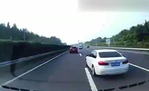 宝马5次别客车，车主还做挑衅手势被拘