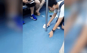 男孩車廂內(nèi)跪地擦水漬十分鐘，地鐵尋人