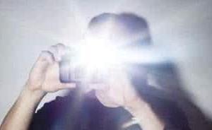 保姆被扒光拍裸照，警方受案半年后女主人被拘六天罚款二百元