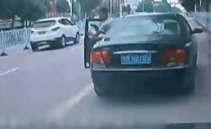 變道未果，男子持“槍”逼停轎車被刑拘
