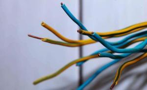 陕西一酒店经理疑物业偷电讨说法遭4人提斧追打，警方调查