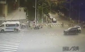 幾萬(wàn)現(xiàn)金被風(fēng)吹得漫天飛，眾人合力拾回