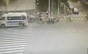 上海一男子剛取的幾萬現(xiàn)金被風吹得漫天飛，20余人追風拾回