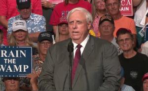 两年两次：美州长当特朗普面宣布转党籍