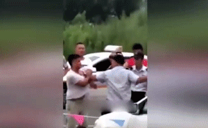 停车起冲突,保安抢夺灭火器猛击业主头