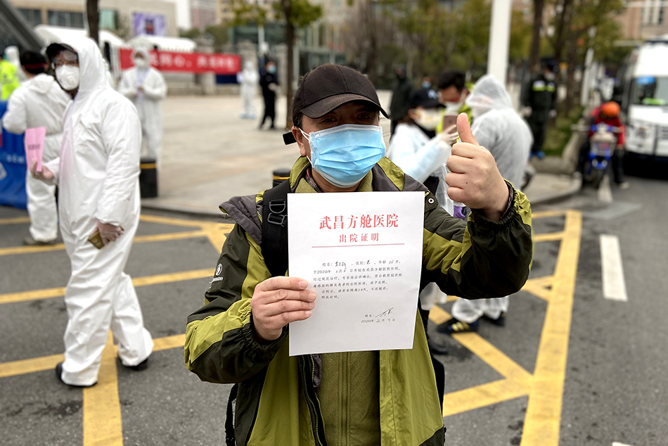 康復者展示出院證明。-1