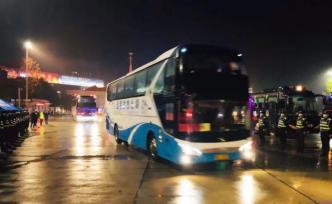 江蘇醫(yī)療隊(duì)抵達(dá)黃石，干警敬禮夾道歡迎