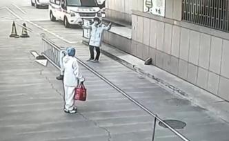 相聚1分鐘，醫(yī)生夫婦“隔空擁抱”