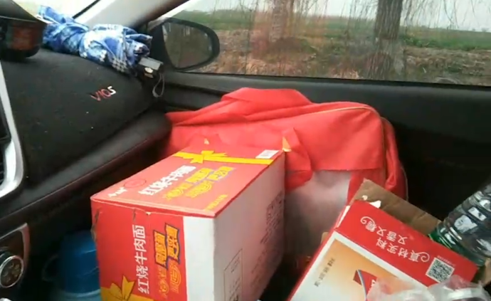 男子從東莞回荊州經(jīng)武漢,被困車內(nèi)21天