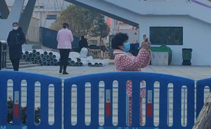 實(shí)拍武漢方艙醫(yī)院：患者可進(jìn)行戶外活動(dòng)