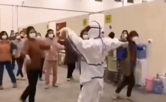 方艙醫(yī)院中，新疆醫(yī)生帶患者起舞
