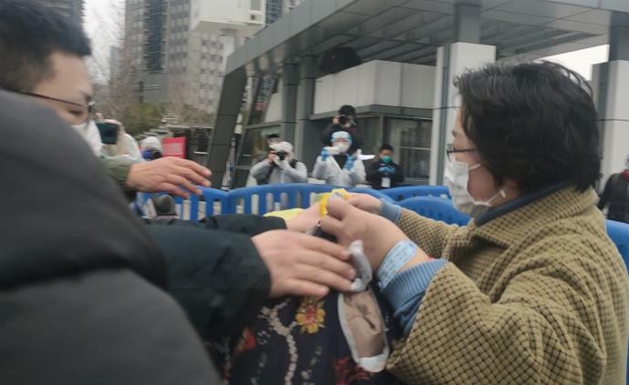 武漢前線日記丨走出方艙，一個(gè)個(gè)家庭團(tuán)圓