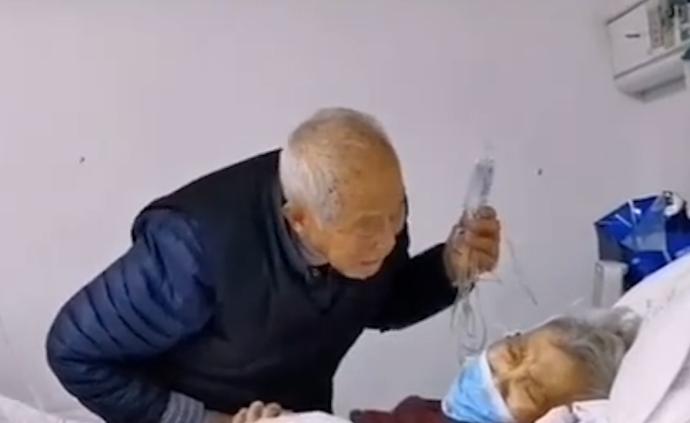 疫情下的爱情：爷爷打着点滴哄老伴吃饭