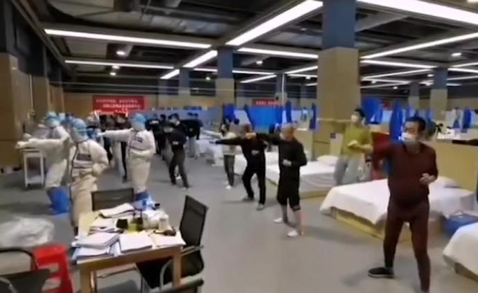 武汉江夏方舱医护带领患者打“八段锦”