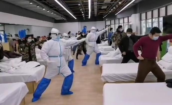 方舱医院内，医生带患者“解锁”太极拳