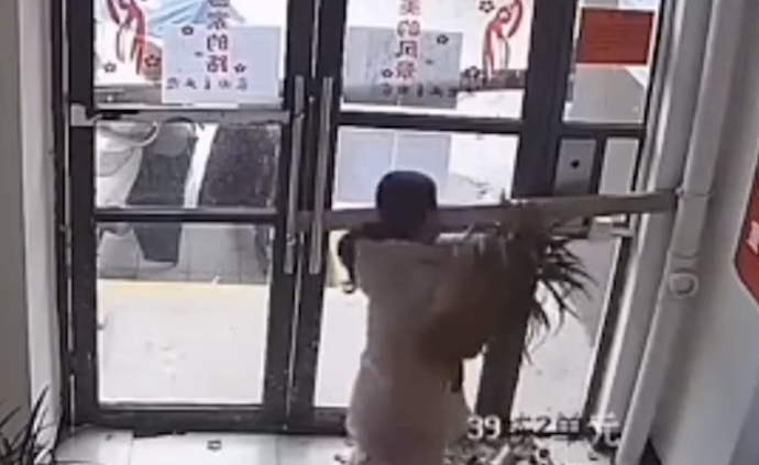 不滿單元樓暫時(shí)封閉，孝感女子砸門被行拘