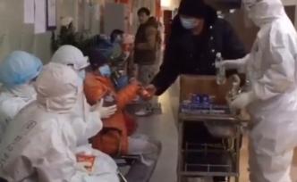 方舱小品：患者假装卖小吃，医护配合问价