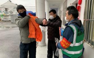 從檢討書到光榮榜，強(qiáng)行“沖關(guān)”人員在村里當(dāng)上防疫志愿者