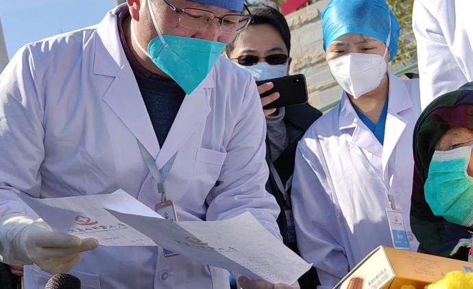 雷神山首例治愈者出院，院领导颁出院证明