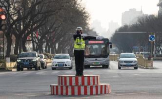 按下暫停鍵的西安：路人行色匆匆，只有她們還在堅守崗位