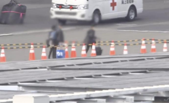 日本郵輪首批乘客離船，坐公共交通回家