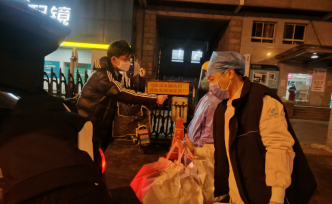 醫(yī)生合開的燒烤店為同行免費(fèi)送餐：送的不是外賣，是“彈藥”