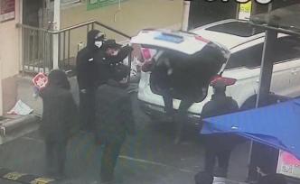 兩名男子進(jìn)小區(qū)串門遭拒又躲進(jìn)后備廂，保安叫來上海民警
