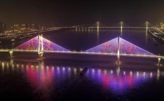 独守大桥30天，他每晚点亮“武汉加油”