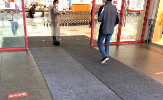 大賣場鋪兩張地墊、排隊設(shè)一米線，快來get這些防疫妙招！