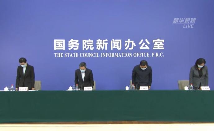 中央指導組成員鞠躬哀悼疫情逝者