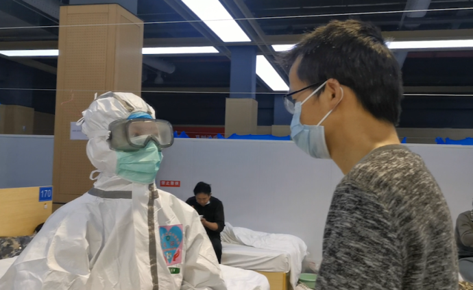 在方舱丨治愈者对病友：我挺过来了你也行