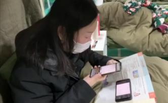 在方舱丨开学第一课，英语老师在病床直播