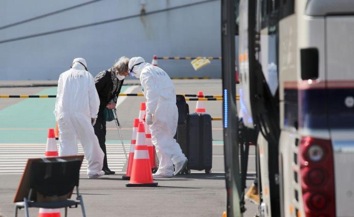 日本郵輪第三批乘客下船，船員仍需隔離