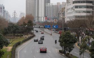 西安街頭車輛逐漸增多，商鋪仍緊閉，何時恢復活力仍是個迷