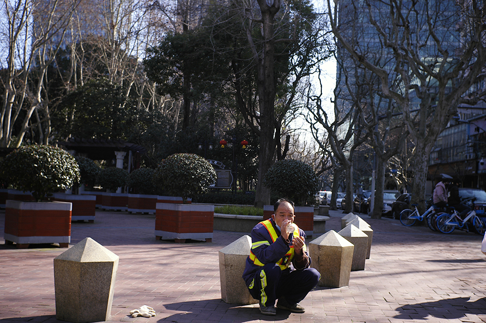 吃早飯的環(huán)衛(wèi)工人