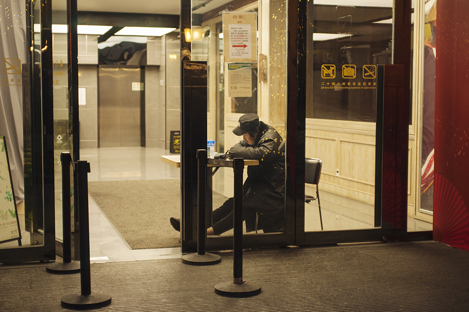 空蕩蕩的商場(chǎng)與門衛(wèi)