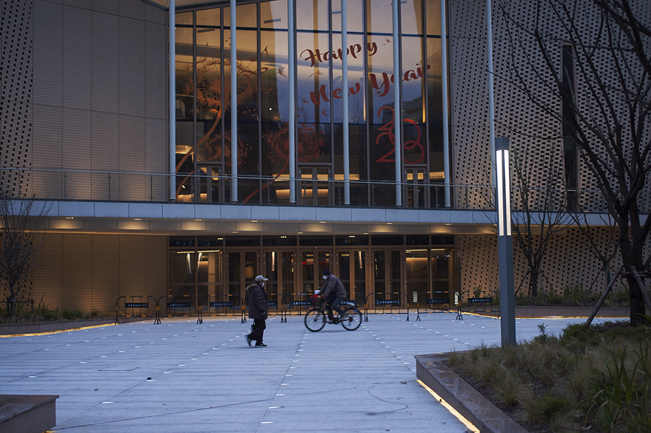 上音歌劇院門口的路人