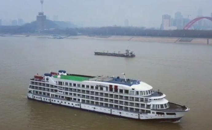 醫(yī)護(hù)有了水上的家，豪華游輪“藍(lán)鯨”抵鄂