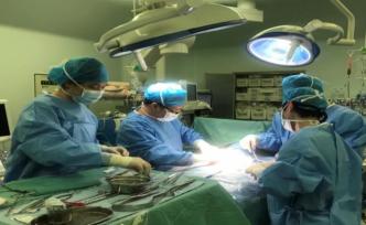 父親含淚捐獻亡女器官：希望她能“重生”