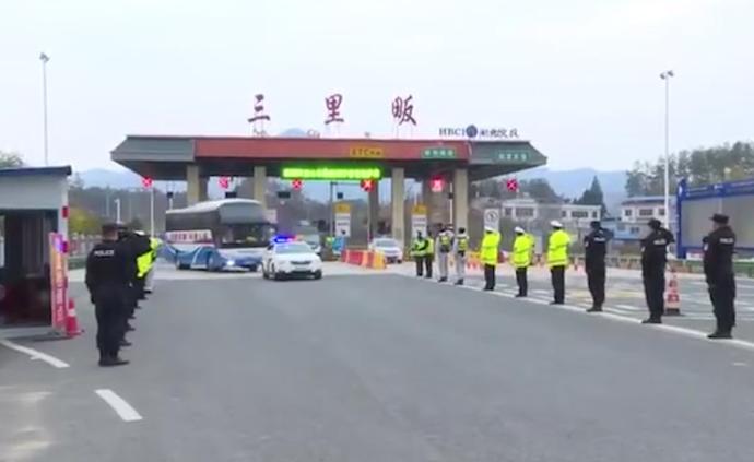 山東援鄂醫(yī)療隊(duì)輪休，當(dāng)?shù)馗咭?guī)格禮儀接待