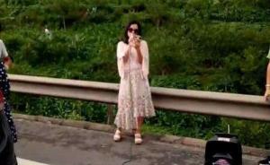 高速堵车路边“K歌”,现场配音响话筒