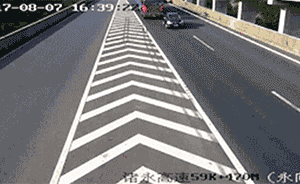 小車被壓成廢鐵懸在50米高空：逾百人救援一家三口奇跡生還