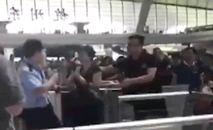 女子強(qiáng)闖火車檢票口遭拒，連扇檢票員